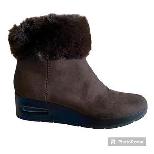 DKNY Women’s faux fur ankle boot size 8